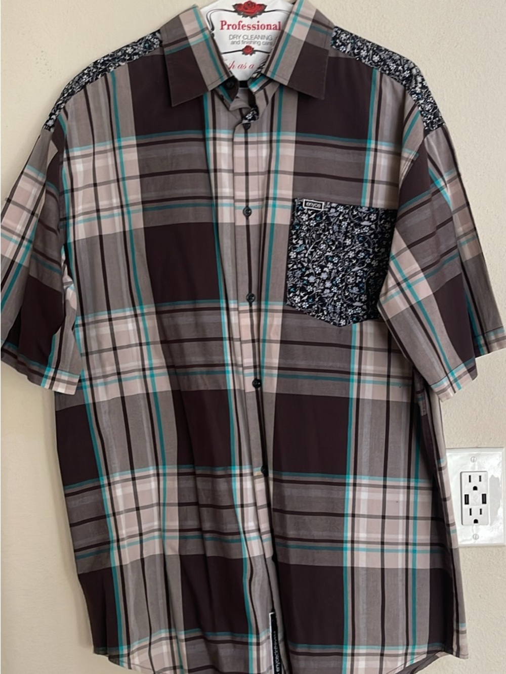 Enyce clothing Men's size large Short-Sleeve Plaid Shirt with Contrast Pocket